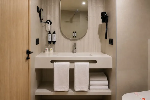 غرفة ثلاثية بسرير مزدوج بإطلالة على البحر، AR Roca Esmeralda and Spa 10/10