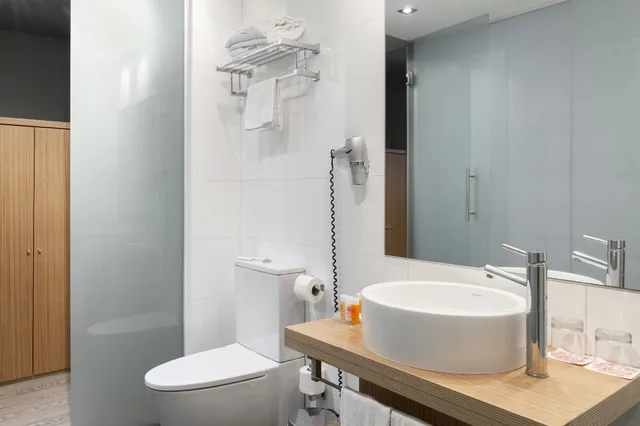 غرفة رباعية بسرير مزدوج، Petit Palace Alcala Torre Hotel 3/3