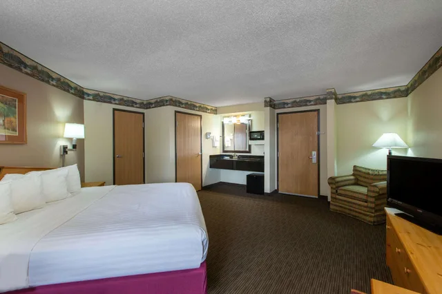 غرفة بسرير كينج، Quality Inn Ladysmith, WI 3/4