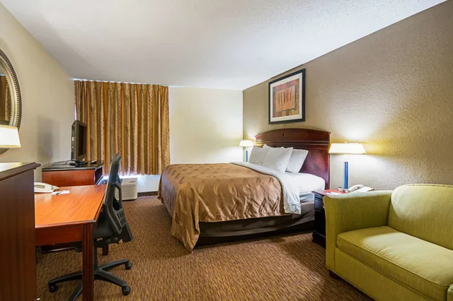 غرفة قياسية بسرير كينج، Quality Inn Fairmont 2/5