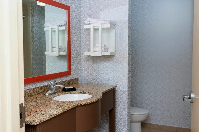 غرفة بسرير كينج، Hampton Inn & Suites Riverton 6/9