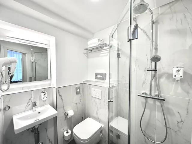 غرفة كلاسيكية بسرير كوين بإطلالة على المدينة، Rhein Hotel St.Martin 2/4