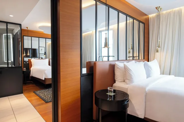 غرفة عائلية بسرير مزدوج وسريرين منفصلين، Renaissance Paris Republique Hotel 6/10
