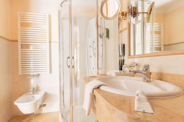 غرفة رومانسية بسرير كينج، Alpenpalace Luxury Hideaway & Spa Retreat 1/2