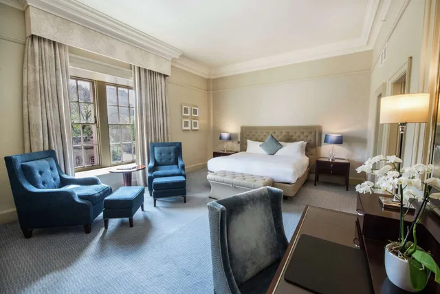 1 Bedroom, Suite, King Bed, Castle View، The Caledonian Edinburgh, Curio Collection by Hilton 1/2