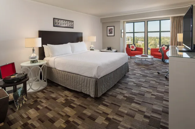 غرفة بريميوم بسرير كينج في طابق مرتفع، Crowne Plaza Cabana, Palo Alto 2/2