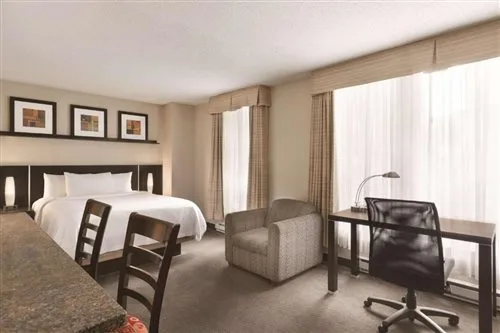 غرفة بسرير كوين، Embassy Suites By Hilton Montreal 3/4