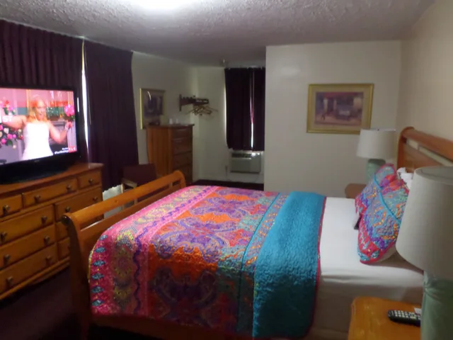 غرفة بسرير كوين بحوض استحمام، Knights Inn Oswego East 7/10