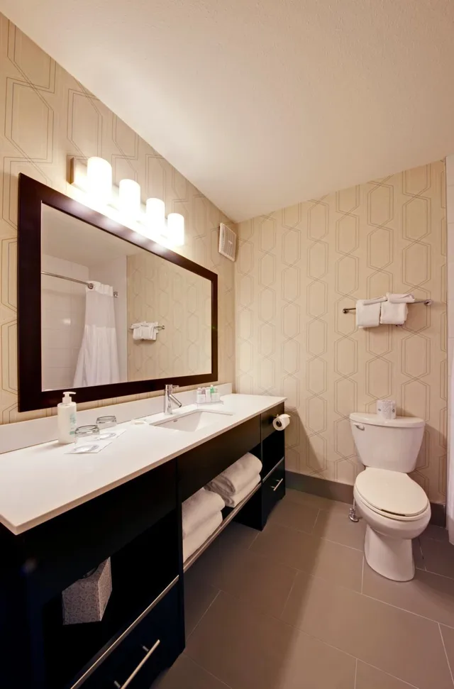 Honeymoon, Coast, Suite، Coast Kamloops Hotel And Conference Centre 1/2