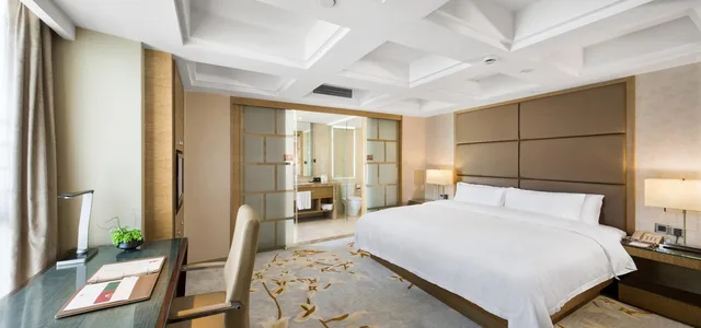 1 Bedroom, Deluxe, Suite, Living Area, Wellness Spring Bath، THE L.A.HOTEL 1/2