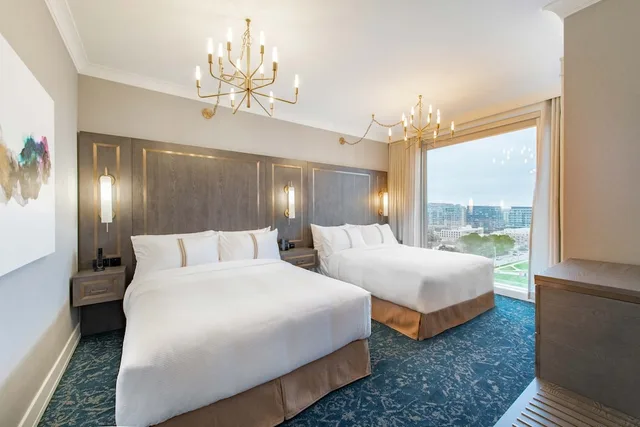 جناح غراند بسريرين كوين مع أريكة بحوض استحمام، Sutton Place Hotel Halifax 1/3