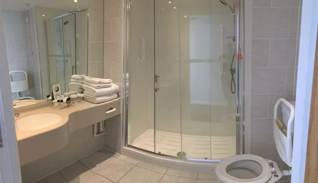غرفة قياسية بسرير كينج لذوي الإعاقة، HOLIDAY INN LIVERPOOL 5/7
