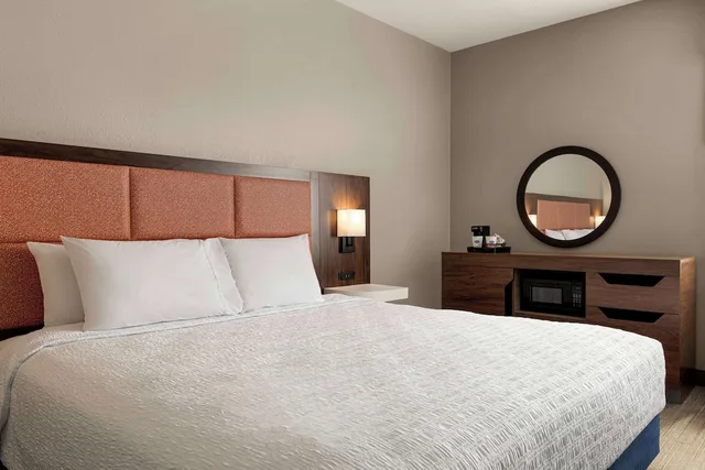 غرفة قياسية بسرير كينج بحوض استحمام لذوي الإعاقة، Hampton Inn Charlottesville 1/6