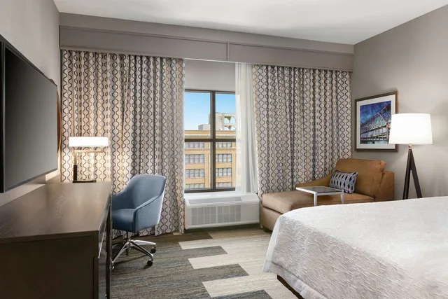 غرفة بسرير كينج لذوي الإعاقة، Hampton Inn and Suites Kansas City Downtown Crossroads 1/2