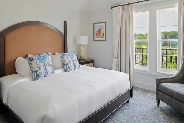 Manor, Suite, King Bed, Sofa، The Inn at Chesapeake Bay Beach Club 1/7