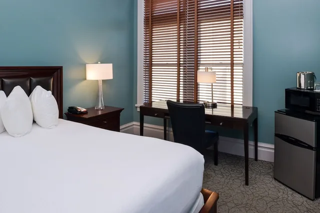 غرفة بسرير كوين لذوي الإعاقة، Montvale Hotel 1/3