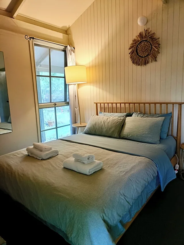 غرفة عائلية بسرير كوين وسريرين منفصلين، Kalimna Woods Cottages 4/5