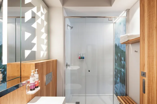 غرفة كلاسيكية بسرير كينج بإطلالة على الجبل، Alt Hotel Calgary University District 4/4