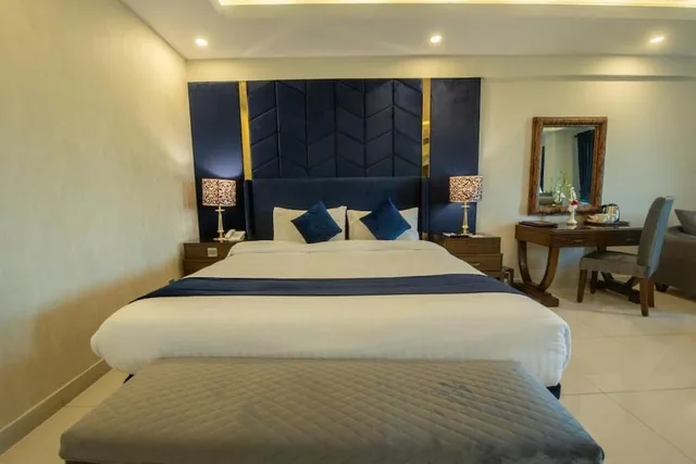 غرفة بريميير بسرير كينج بإطلالة على الجبل، ENVOY CONTINENTAL HOTEL 1/2