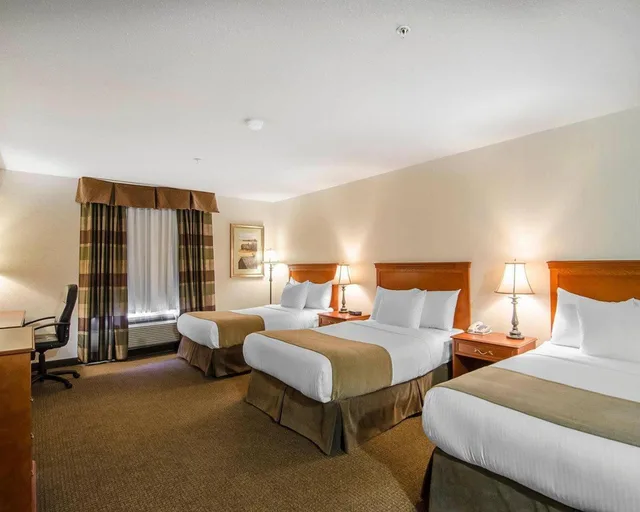 غرفة بسرير مزدوج، Quality Inn & Suites Grande Prairie 1/9