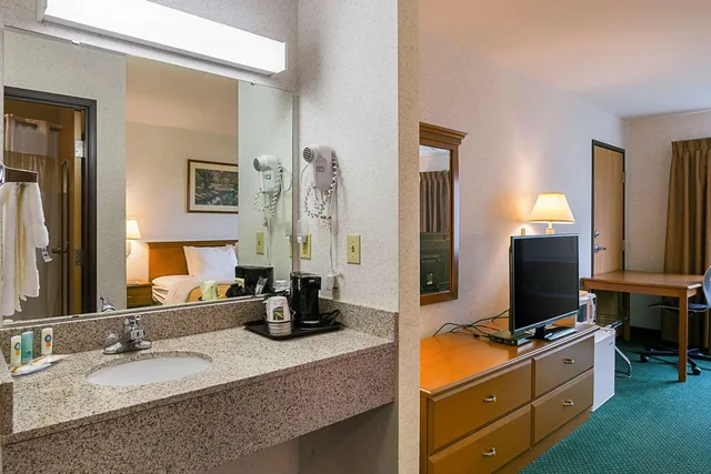 غرفة بسرير كينج، Quality Inn & Suites Belmont - Platteville 3/4