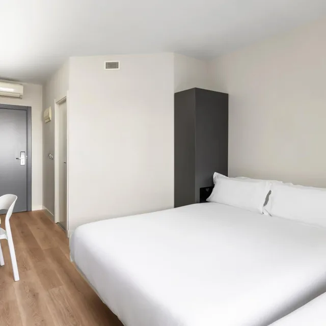 غرفة بسرير مزدوج مع سرير إضافي، B&B HOTEL Granada 1/9