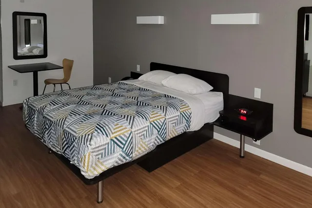 غرفة بسرير كوين بحوض استحمام لذوي الإعاقة، Rodeway Inn & Suites Rancho Mirage - Palm Desert Area 2/3