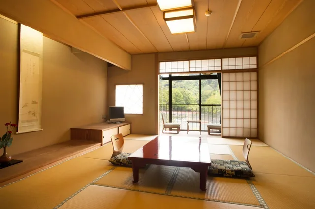 غرفة يابانية بفرشتي فوتون بإطلالة على النهر بأرضية تاتامي، Kyoto Uji Hanayashiki Ukifune En 1/1