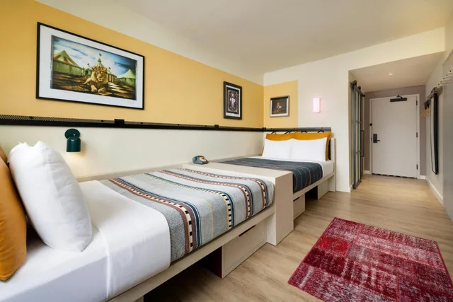 غرفة بسريرين كوين بحوض استحمام لذوي الإعاقة، Moxy Allentown Downtown 3/6