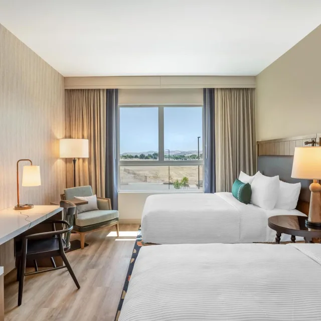 غرفة قياسية بسرير كينج وسريرين كوين، Cambria Hotel Templeton - Paso Robles 3/5