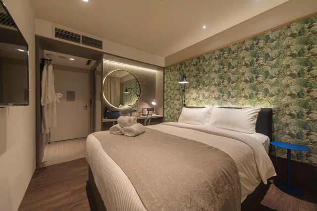 Deluxe, Queen Bed, The Great Madras By Hotel Calmo 2/2