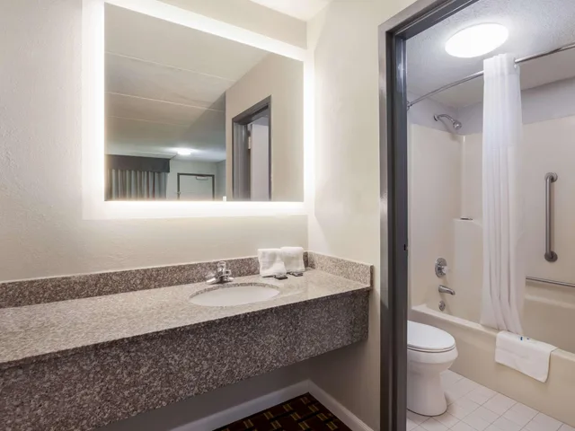 غرفة بسرير كينج، Rodeway Inn Greenwood 2/2