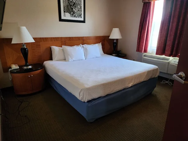 جناح بسرير كينج وسرير كوين بغرفتي نوم مع أريكة، Days Inn by Wyndham Luray Shenandoah 3/9