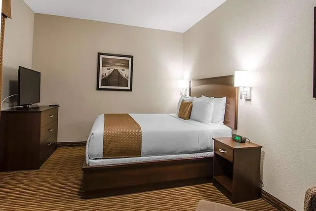 غرفة بسرير كوين يُسمح فيها بالحيوانات الأليفة، Travelodge Suites by Wyndham Estevan 3/8