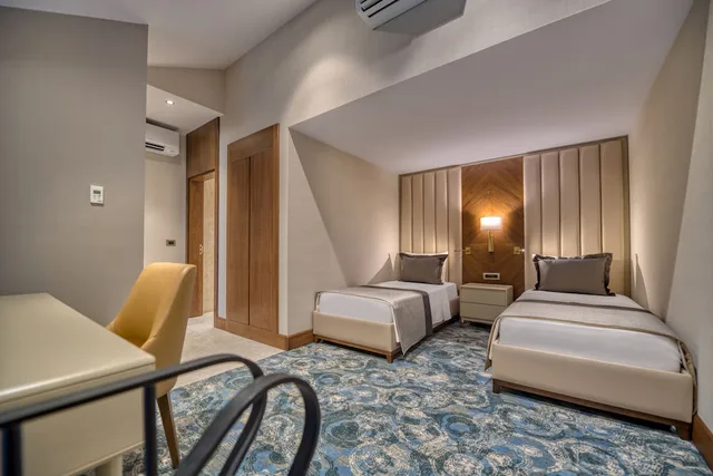دوبلكس عائلي بسريرين منفصلين وسرير كينج بإطلالة على الحديقة مع أريكة، BN Hotel Thermal & SPA Mersin 4/7