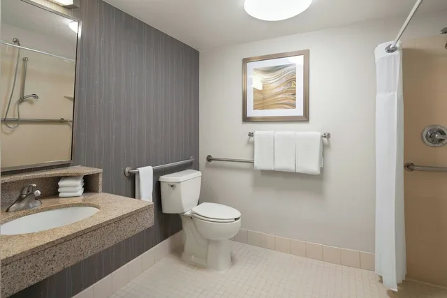 غرفة بسريرين كوين لذوي الإعاقة، Courtyard Rockford 3/5
