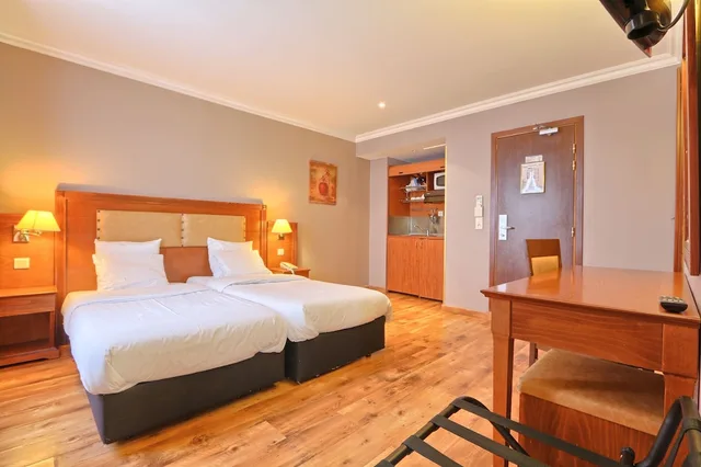 Classic, Triple, 3 Beds, 121 Hotel Paris 2/3