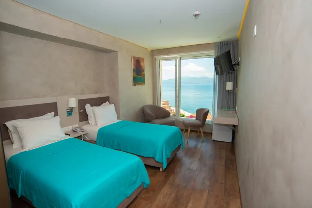 غرفة بسريرين منفصلين بإطلالة على البحر، Bougainville Bay Hotel 2/3