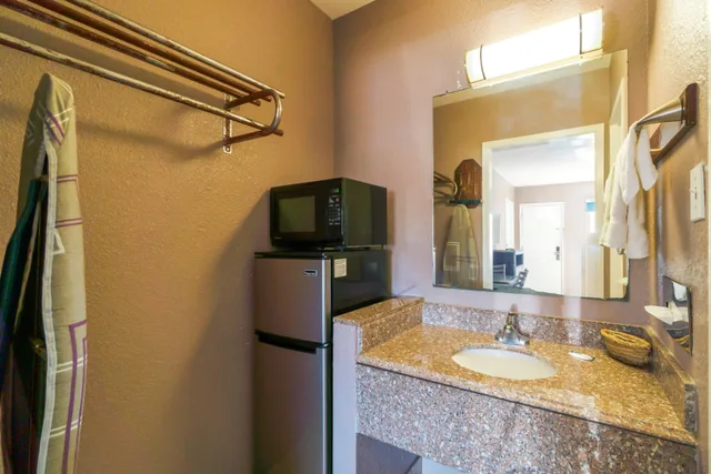 Room, King Bed, Woodfield Inn & Suites Hotel O, Yoakum TX 111 6/6