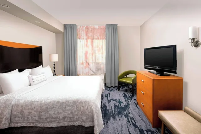 استوديو بسرير كينج مع أريكة لذوي الإعاقة، Fairfield Inn and Suites Miami Airport South 1/2