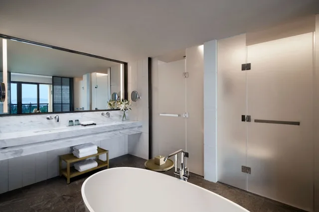 1 Bedroom, Deluxe, Suite, King Bed, Ocean Front, Smoking، Marriott Yalong Bay 5/7