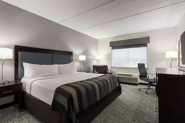 غرفة بسرير كينج لذوي الإعاقة، Wingate By Wyndham Fletcher At Asheville Airport 1/3