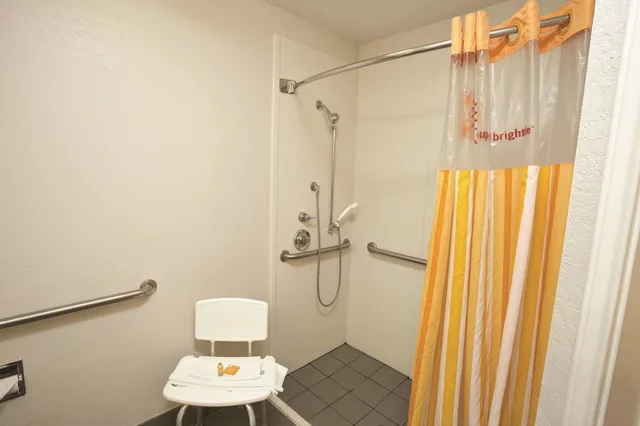 غرفة بسريرين مزدوجين لذوي الإعاقة، La Quinta Inn & Suites by Wyndham Birmingham Hoover 4/6