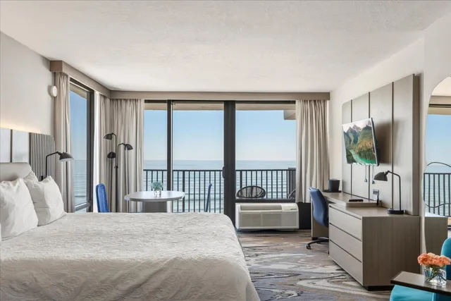 غرفة بسرير كينج بإطلالة على البحر، Nautilus Inn 1/10