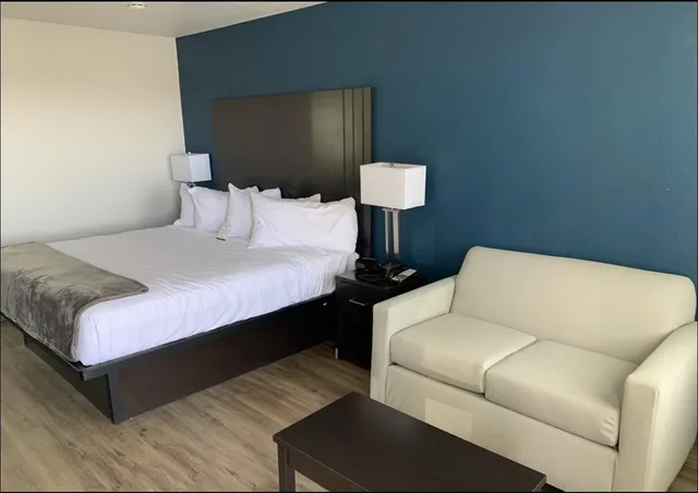 غرفة بسرير كينج لذوي الإعاقة، Greentree Inn Holbrook 1/1