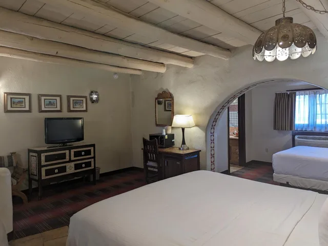 غرفة بسرير كوين، Sagebrush Inn Suites 3/8