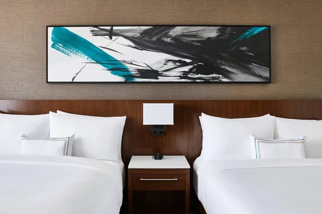 Guest Room, 2 Queen Beds, Executive Level, High Floor، Delta Hotels Phoenix Mesa 3/5