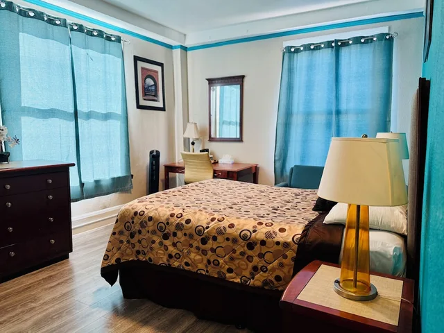 غرفة قياسية بسرير كوين بحمام خاص، Admiral Hotel 4/10