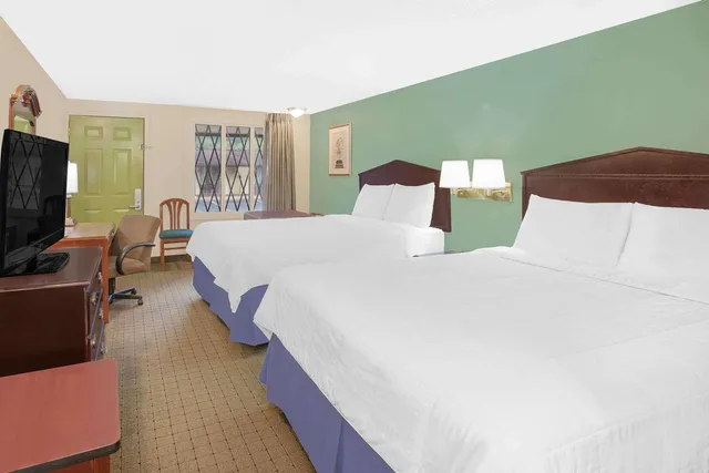 room, 2 double beds, accessible, Knights Inn Battle Creek 2/2