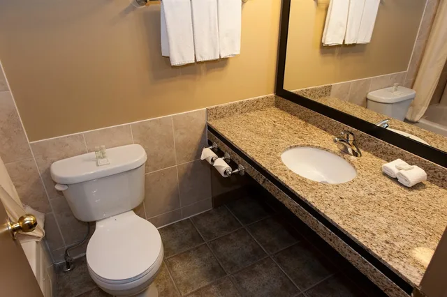 جناح شهر العسل بسرير كينج مع أريكة بحوض جاكوزي، Best Western Maple Ridge Hotel 6/6
